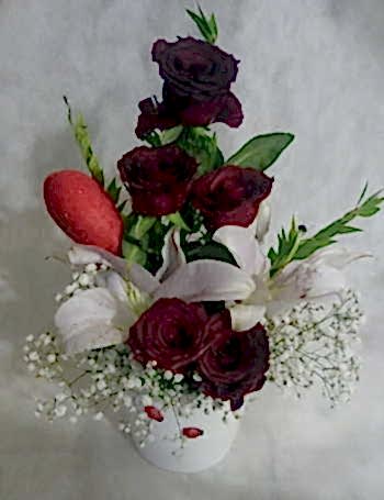 Seramik vazo ve K�rm�z� G�ller